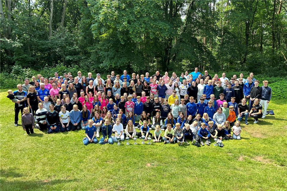 Der TV Borken on tour: 143 Aktive aus der Handball-Abteilung machten sich zum 15. Mal auf den Weg in den nordhessischen Landkreis Waldeck-Frankenberg und nahmen am Rasenturnier des TV Külte teil. Erfolgreich.