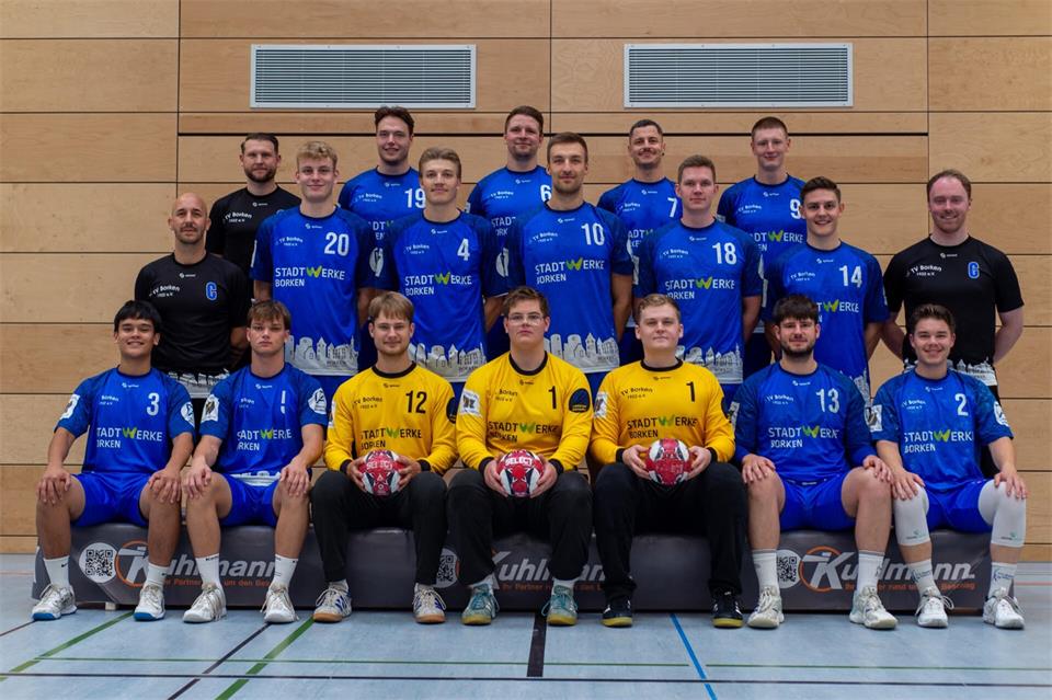Der TV Borken startet am Samstag in die neue Verbandsliga-Saison: (oben von links) Co-Trainer André Gröters, Jona Wansing, Leon Arndt, Tobias Seggewiß, Steffen Wienand; Mitte von links: Trainer Christian Summen, Max Wiechmann, Frederik Gesing, Marcel Beckmann, Dominik Kutsch, Lukas Dahlhaus, Co-Trainer Eric Feldevert; unten von links: Manuel Gäbler, Till Klocke, Marius Reukes, Paul Brüggemann, Sven Böger, Niklas Reukes und Jan-Hendrik Gesing. Es fehlen: Sergei Frese und Simon Graf.