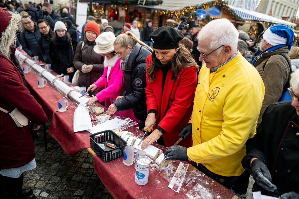 Der TV-Star schnitt einen etwa 30 Meter langen Stollen an.Fabian Sommer/dpa