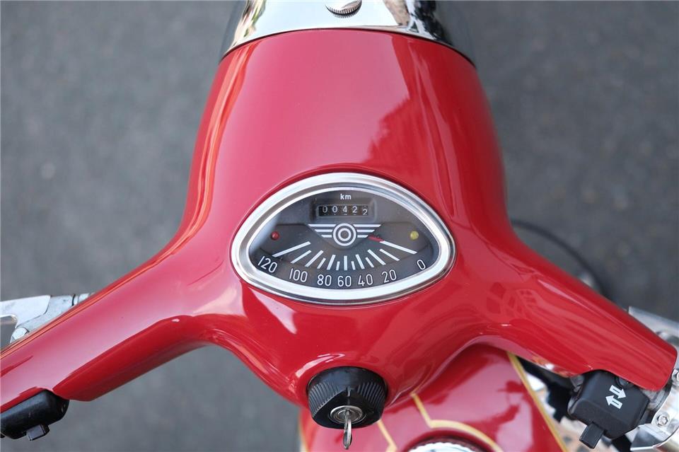 Der Tachometer einer Jawa aus den 1970er Jahren.Sebastian Willnow/dpa