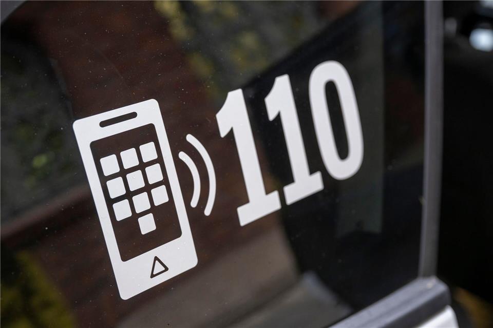 Der Täter flüchtete anschließend. (Symbolbild)Peter Kneffel/dpa