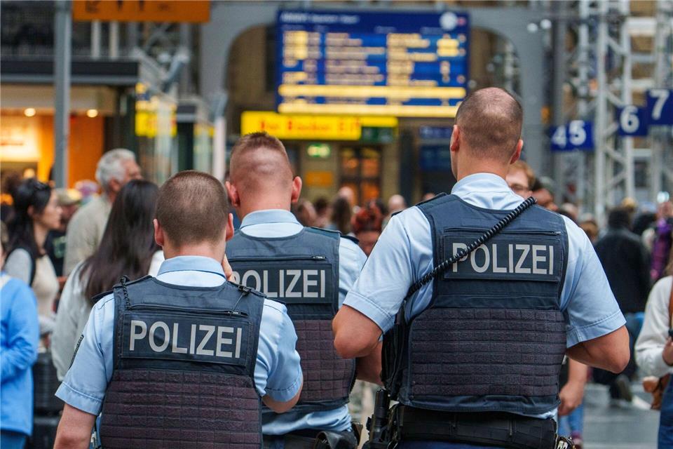 Messerangriff am Gleis 11 - Mann schwer verletzt Der Täter flüchtete zu Fuß. (Archivbild)Andreas Arnold/dpa