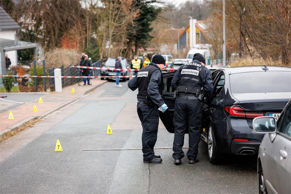 Der Täter hatte den führenden Manager einer angesagten Sportmodemarke laut dem Urteil morgens auf der Straße vor dessen Wohnung unvermittelt mit einem Messer angegriffen. (Archivbild)Daniel Karmann/dpa