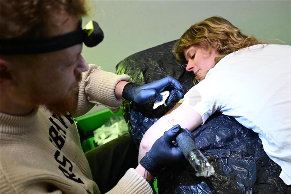 Der Tätowierer „Happy Tears“ tätowierte unter anderem eine Wahlhelferin. Bernd Weißbrod/dpa