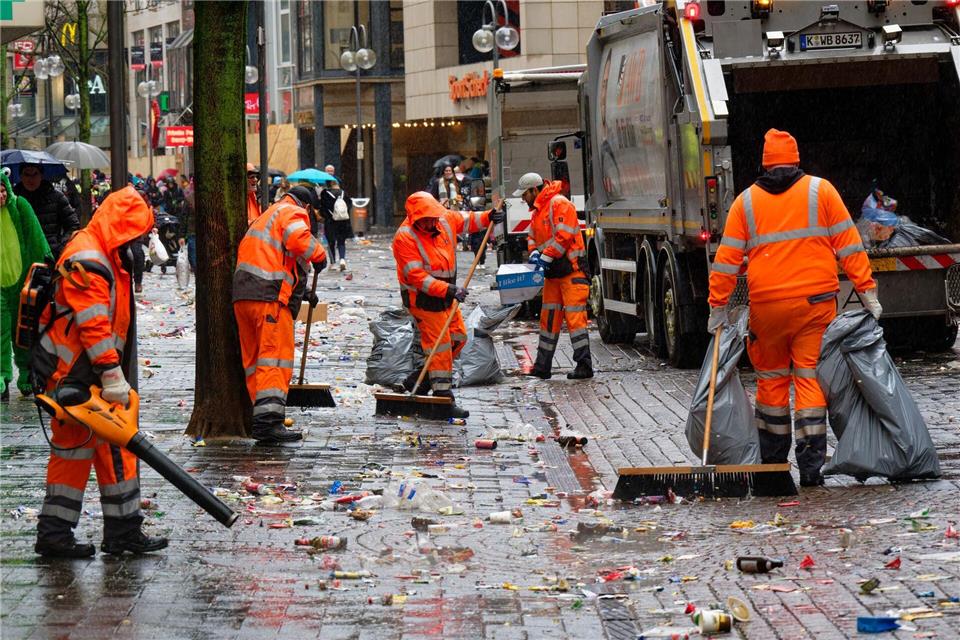 Der Tag danach: Aufräumen heißt es jetzt in Köln und Düsseldorf nach den RosenmontagszügenHenning Kaiser/dpa