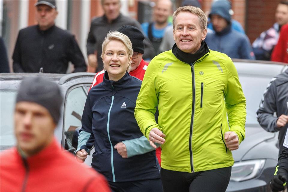 Der Tag des Mauerfalls wird in diesem Jahr in Boizenburg zusammen mit dem Jubiläum zur Städtepartnerschaft mit Lauenburg gefeiert. Im vergangenen Jahr nahmen Manuela Schwesig und Daniel Günther an dem Lauf teil. (Archivbild)Markus Scholz/dpa