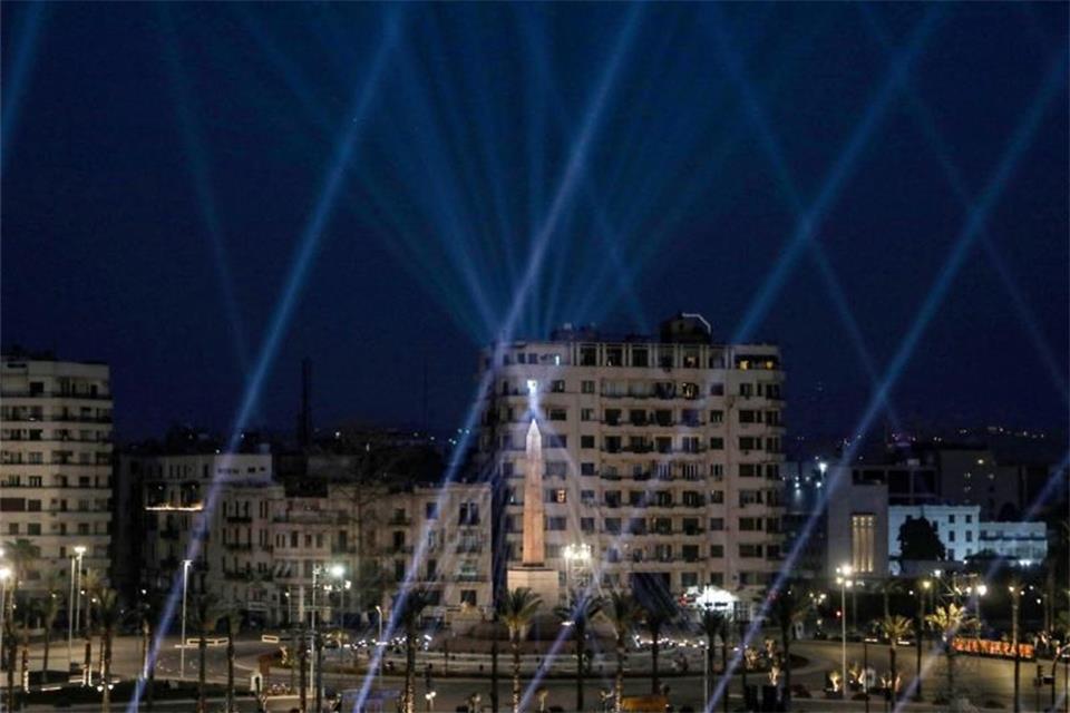 Der Tahrir-Platz wurde für die Show abgesperrt und herausgeputzt - Scheinwerfer strahlen in den Abendhimmel. Foto: Gehad Hamdy/dpa
