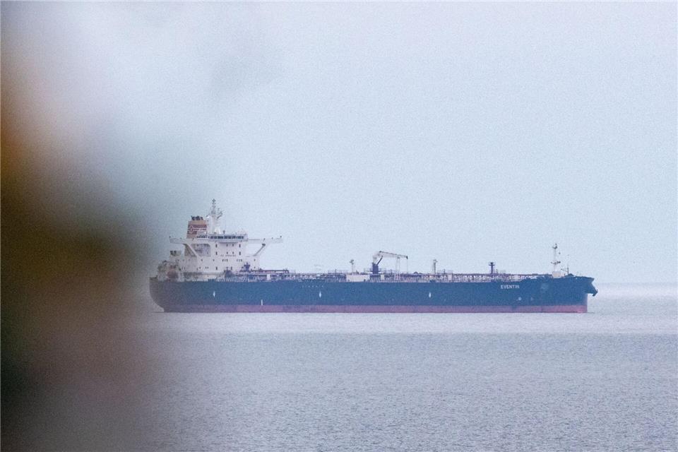 Der Tanker „Eventin“ liegt seit Anfang 2025 vor Rügen. (Archivbild)Stefan Sauer/dpa