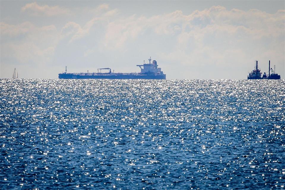 Der Tanker „Eventin“ liegt seit eineinhalb Jahren vor der Insel Rügen. (Archivbild)Jens Büttner/dpa