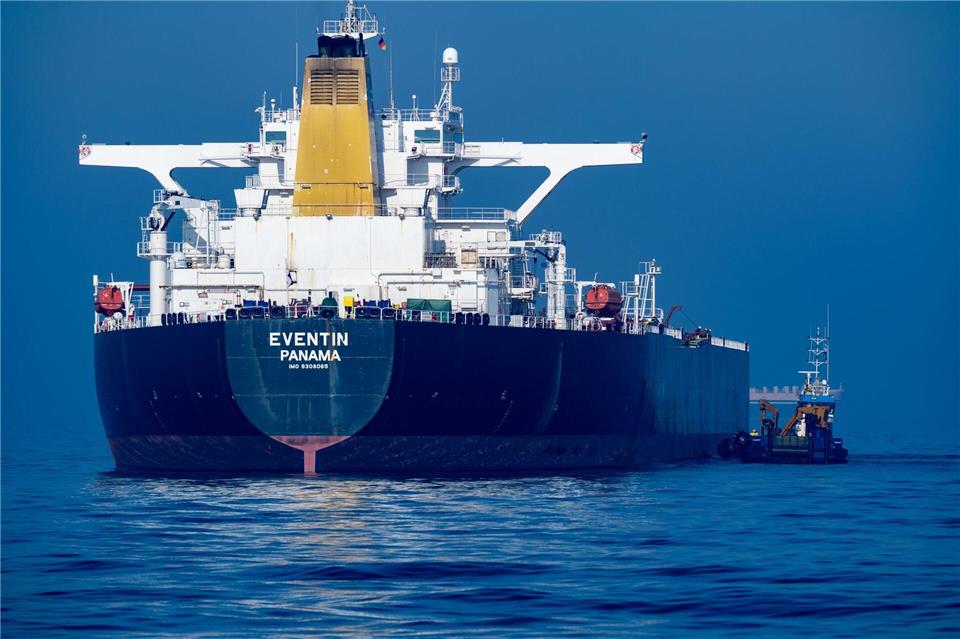 Der Tanker sorgt für einen Rechtsstreit, der auch nach der jüngsten Entscheidung aus München weitergehen dürfte. (Archivbild)Stefan Sauer/dpa