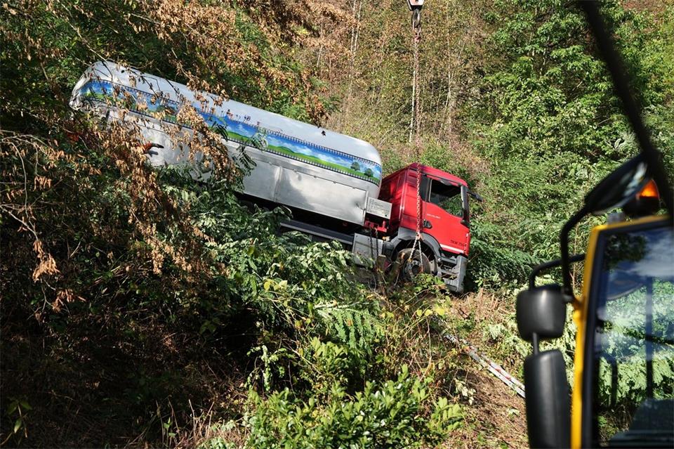 Der Tanklaster drohte einen Hang herabzustürzen. -/Feuerwehr Essen/dpa
