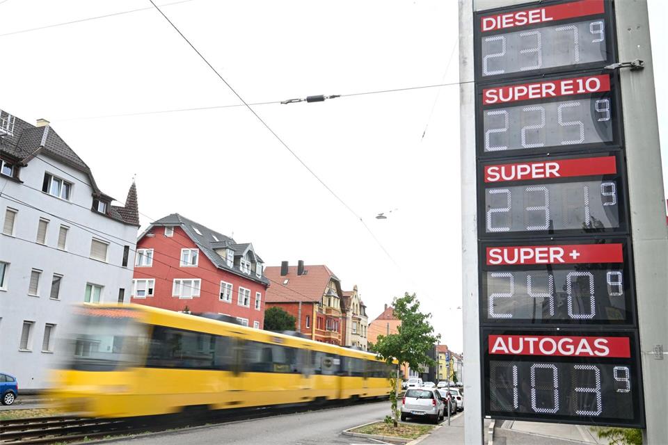 Der Tankrabatt ist ausgelaufen, Literpreise über zwei Euro für Sprit sind an Tankstellen in Deutschland wieder die Regel.Bernd Weißbrod/dpa
