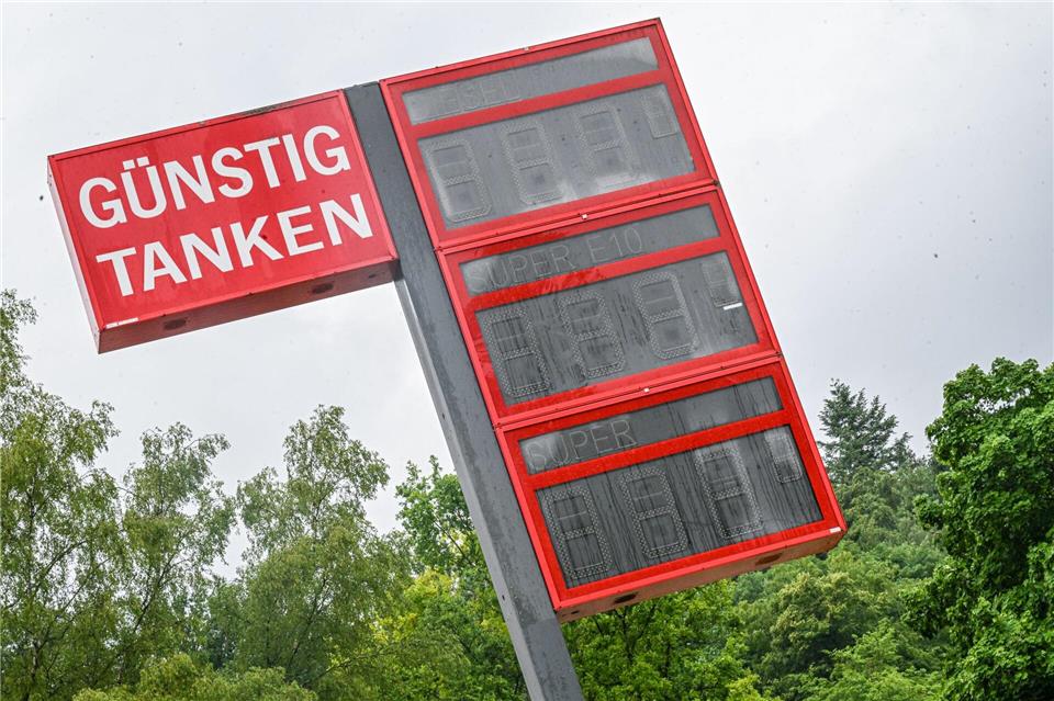 Der Tankrabatt kam zu großen Teilen bei den Verbrauchern an, sagt die Monopolkommission. (Archivbild)Jason Tschepljakow/dpa
