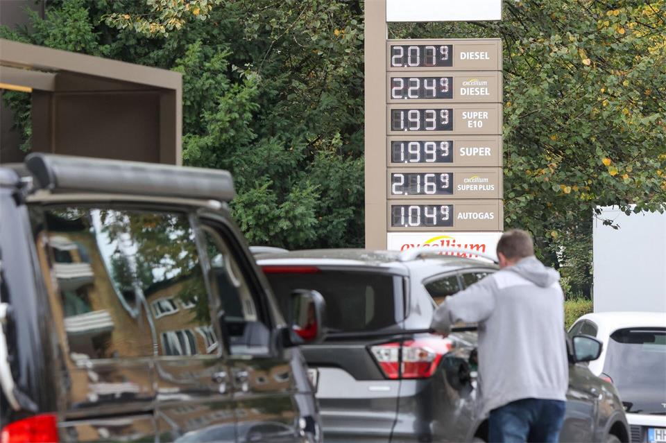 Der Tankrabatt reicht nach Ansicht vieler Abgeordneter nicht aus. (Symbolbild)Bodo Marks/dpa