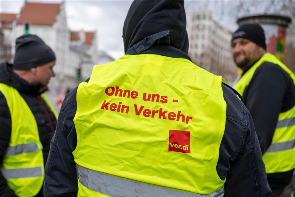 Der Tarifkonflikt im bayerischen Nahverkehr trifft nun Augsburg und Regensburg. (Archivbild)Peter Kneffel/dpa