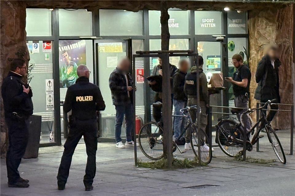 Schüsse in Wettbüro - drei Verletzte, Festnahme am Abend Der Tatort liegt mitten in der Innenstadt. Mike Seeboth/dpa