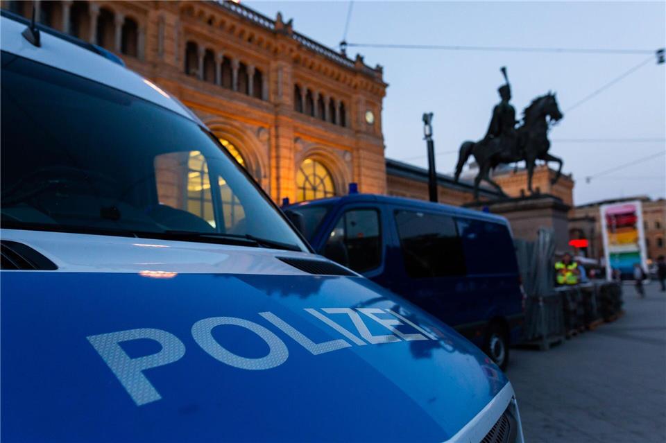 Der Tatverdächtige befindet sich im Gewahrsam der Bundespolizei. (Symbolfoto)Philipp von Ditfurth/dpa