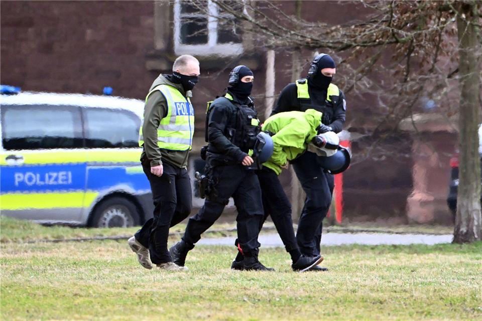 Der Tatverdächtige der Messerattacke am Holocaust-Mahnmal in Berlin wird zu einem Hubschrauber geführt. (Archivbild)Uli Deck/dpa