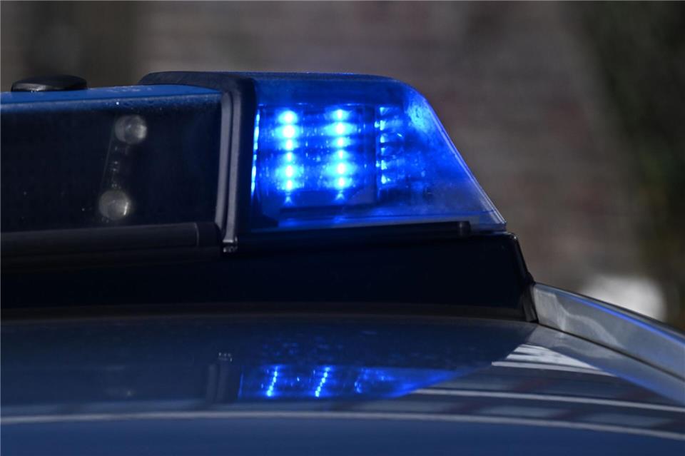 Der Tatverdächtige versteckte sich, wurde aber von Polizisten gefunden. (Symbolbild)Bernd Wei�brod/dpa