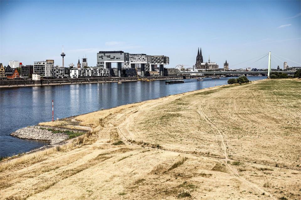 Der Tatverdächtige wurde am Rheinufer in Köln-Porz festgenommen. (Symbolbild)Oliver Berg/dpa