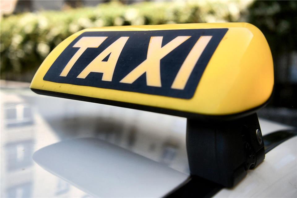 Der Taxifahrer und sein Fahrgast bleiben unverletzt. (Symbolbild)Paul Zinken/dpa
