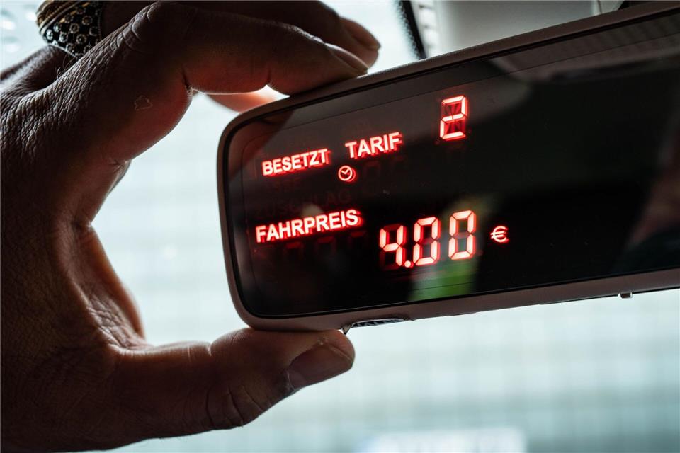 Der Taxiverband Hessen hält Preiserhöhungen nicht für sinnvoll. (Archivbild)Frank Rumpenhorst/dpa/Frank Rumpenhorst/dpa