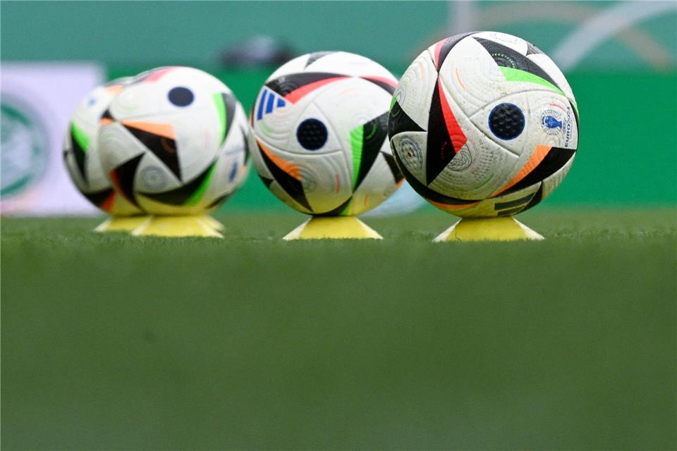 Der Teambus der U21 von Luxemburg hatte einen Unfall. (Symbolbild)Hendrik Schmidt/dpa