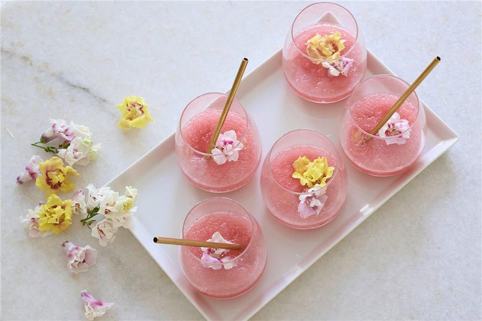 Der Tee-Frosé ist ein Mix von Cold Brew Tea und alkoholfreiem Roséwein und wird am besten mit essbaren Blüten dekoriert.janrickers.com/Deutscher Tee & Kräutertee Verband e.V./dpa-tmn