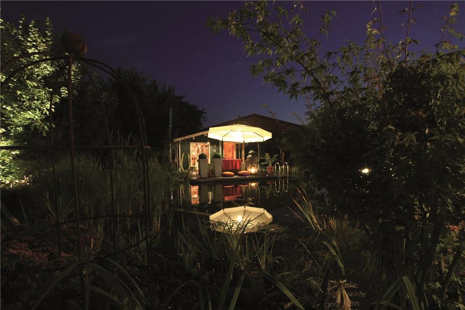 Der Teich im Garten Baumeister ist in der Dunkelheit ein echtes Highlight. 