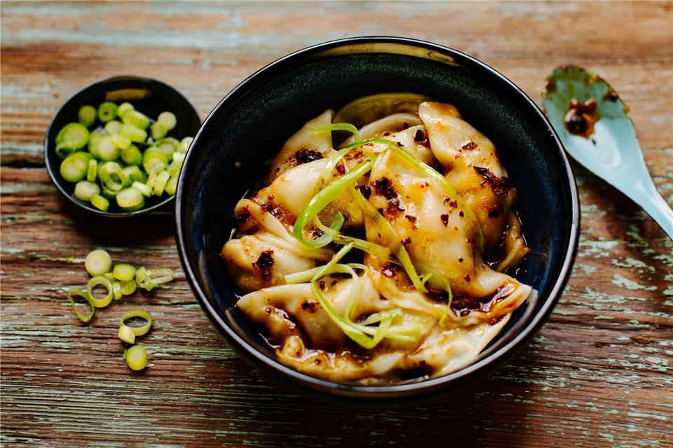 Der Teig für chinesische Wan-Tan ist sehr zart und dünn. Hier sind sie mit Schweinehackfleisch, Garnelen, Chinakohl, Shiitake-Pilzen und Ingwer gefüllt. asiastreetfood.com/dpa-tmn
