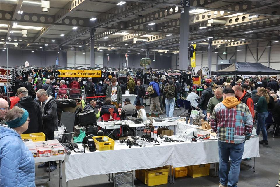 Der Teilemarkt zieht viele Schrauber an. Bodo Schackow/dpa