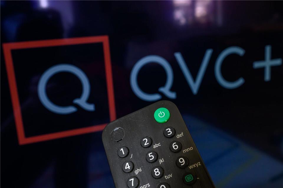 Der Teleshopping-Senders QVC ist auf einem Fernseher zu sehen. Der Anbieter streitet sich seit Jahren mit der Landesmedienanstalt in Nordrhein-Westfalen um eine bessere Sichtbarkeit – jetzt auch vor Gericht. Hendrik Schmidt/dpa