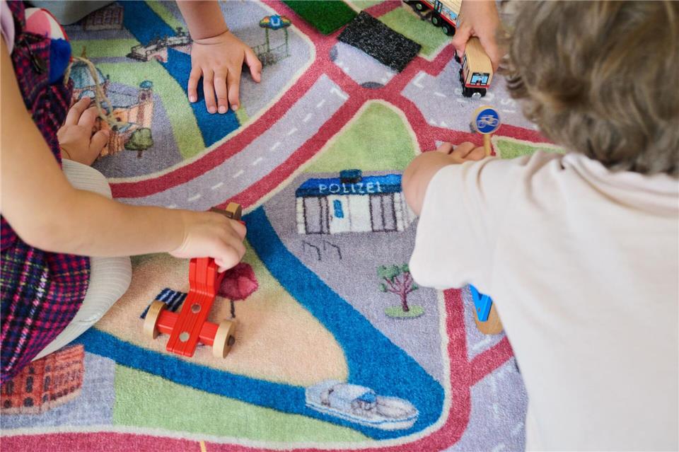 Berlin rollt Verkehrs-Spielteppich aus Der Teppich zeigt Alternativen zu Autos auf. Annette Riedl/dpa