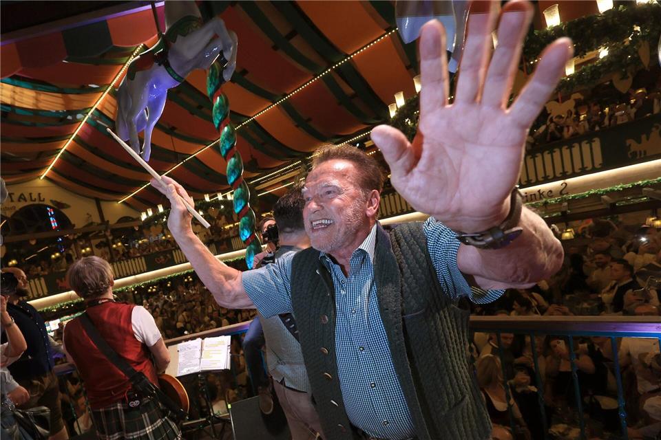 Wer sind die Wiesn-Promis? Der „Terminator“ dirigiert die Bank im Marstall-Festzelt.Karl-Josef Hildenbrand/dpa