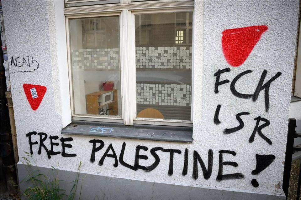 Der Terrororganisation Hamas ordnet der Verfassungsschutz das rote Dreieck zu, das auch häufiger bei propalästinensischen Kundgebungen zu sehen ist. (Archivbild)Bernd von Jutrczenka/dpa