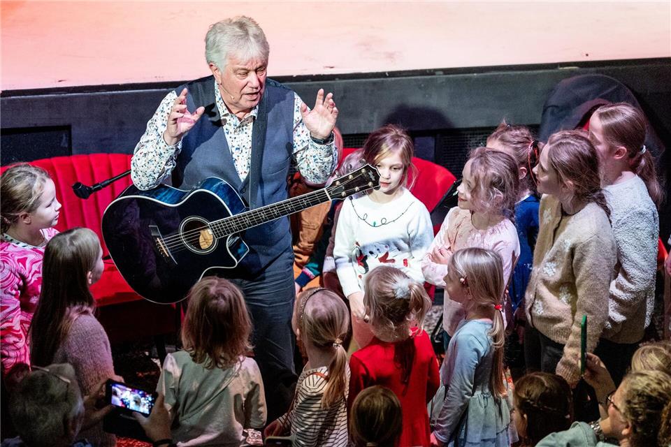 Der Text Rolf Zuckowskis „In der Weihnachtsbäckerei“ ist einer von neun in der Klage der Gema gegen OpenAI. (Archivbild)Axel Heimken/dpa