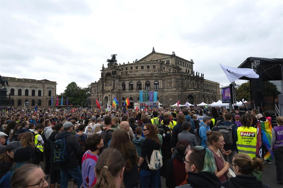 Der Theaterplatz füllte sich zur Kundgebung der Bewegung „Zeit zum Handeln“ rasch.Katharina Kausche/dpa