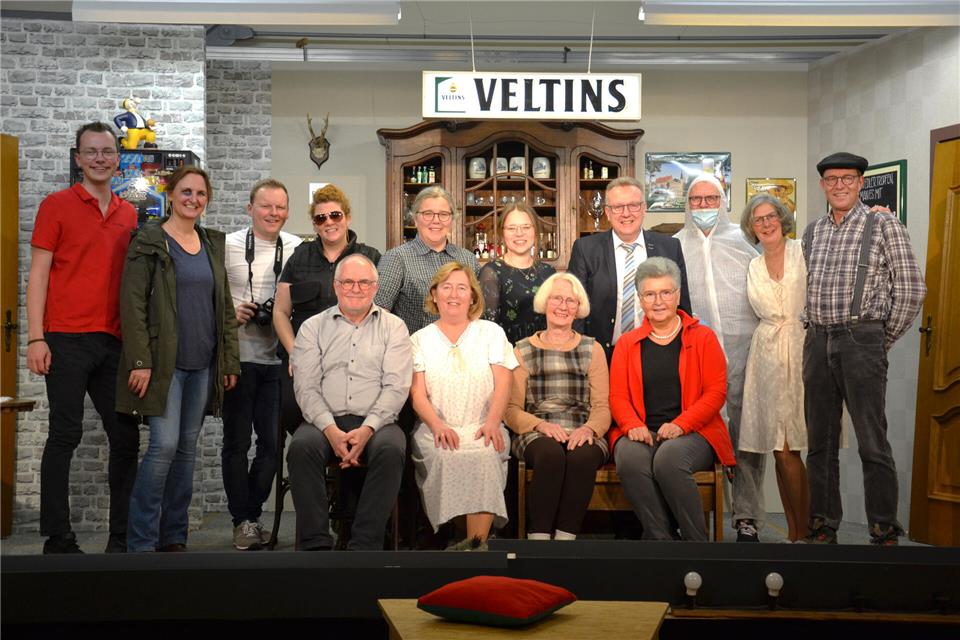 Der Theaterverein Raesfeld freute sich über die gelungene Premiere der Krimikomödie „Krötenwannern“.