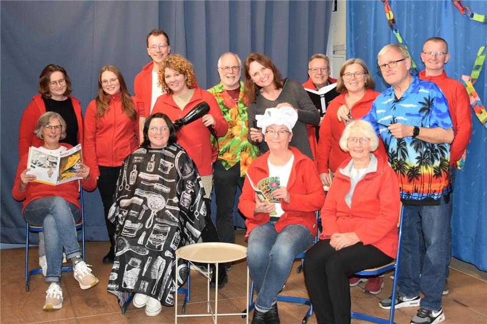 Der Theaterverein Raesfeld lernt für seine neue Show das Friseurhandwerk.