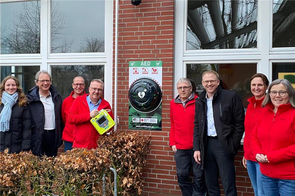 Der Theaterverein Raesfeld unterstützte die Anschaffung eines Defibrillators an der Sebastianschule.
