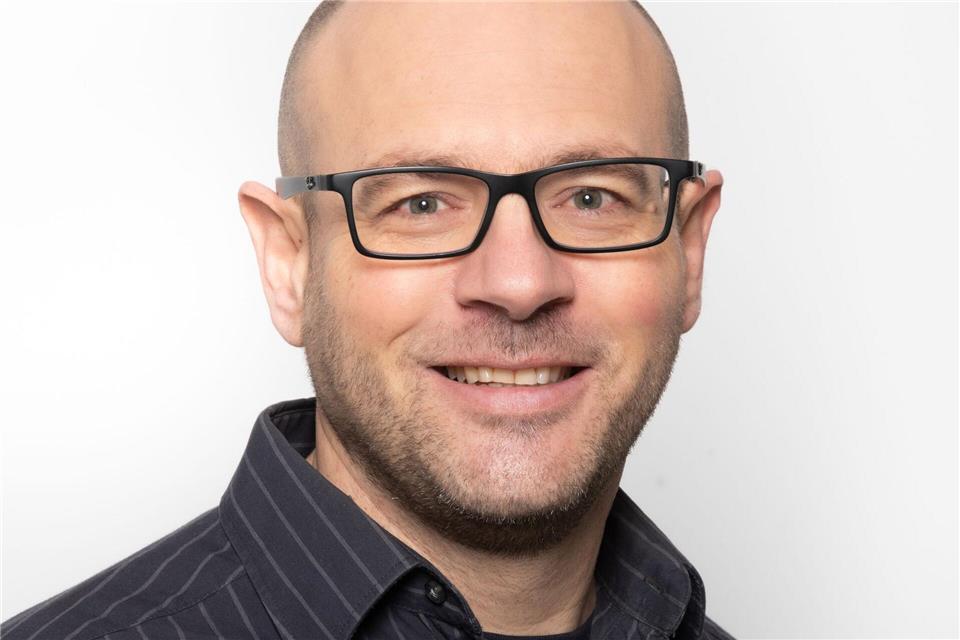 Der Theologieprofessor Simone Paganini schrieb gemeinsam mit seiner Frau Claudia das Buch „Von wegen Heilige Nacht - Der große Faktencheck zur Weihnachtsgeschichte“.Martin Vandory/S. Paganini/dpa