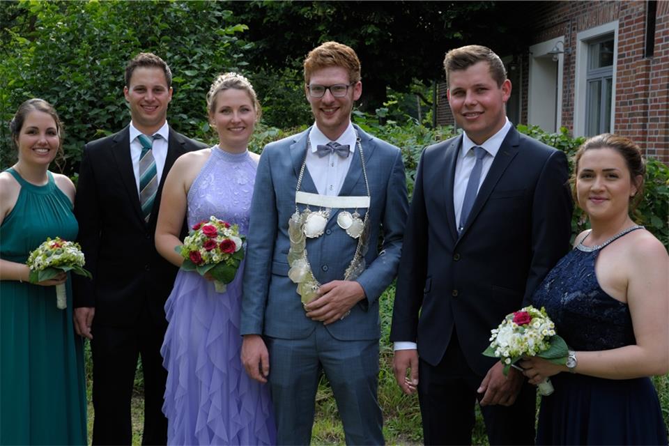 Der Thron 2019: Hendrik Kamperschroer mit Königin Carolin Pöpping und den Ehrenpaaren René Kamperschroer und Sonja Lansmann sowie Pascal Pöpping und Mariel Matschke.