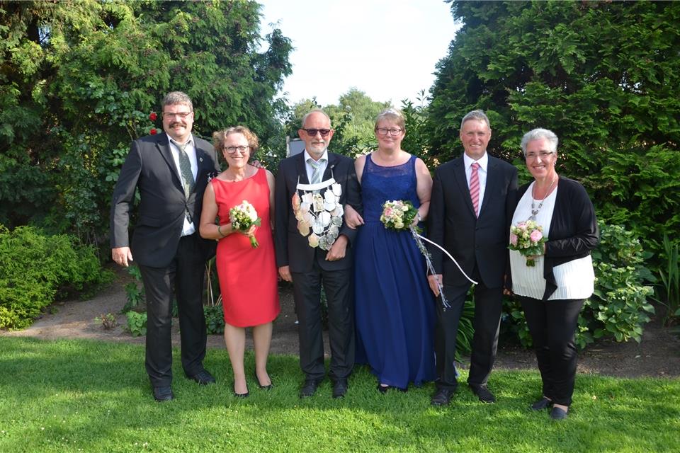 Der Thron 2019 mit König Herbert Nelke und Königin Carola Te-Rhedebrügge mit den Ehrenpaaren Thomas Te-Rhedebrügge und Gudula Nelke (l.) sowie sowie Gerd und Sabine Pietzonka.