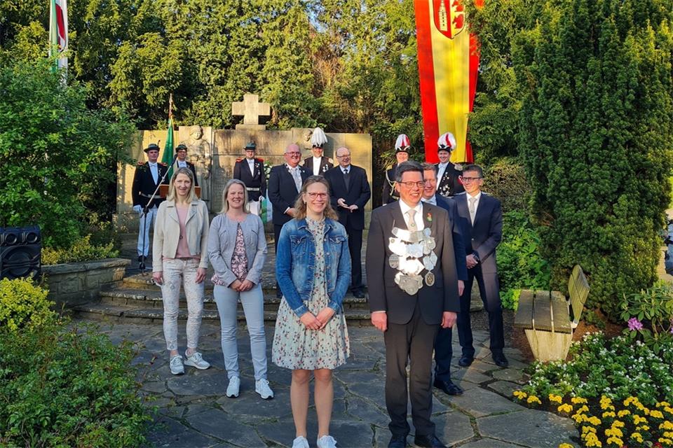 Der Thron der Erler Schützen mit Vorstand und Offizieren bei der Kranzniederlegung am Ehrenmal.