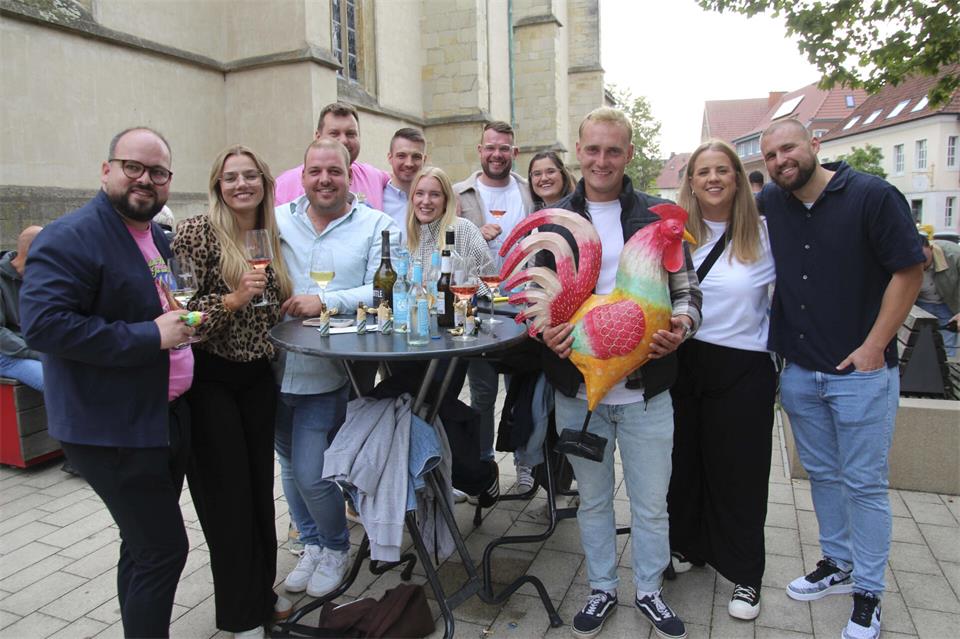 Der Thron des Bürgerschützenvereins Burlo traf sich am Samstag auf einen Wein mit einem neuen „Mitglied“: Den Hahn hatte man kurz zuvor auf einem Kreativstand des Stadtfestes gekauft.
