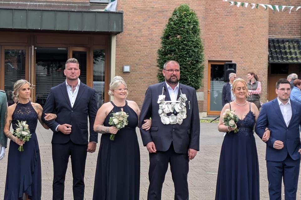 Der Thron für 2024 (v.l.): Christina Drygalla und Carsten Hamm, das Königspaar Sophia Tauer und René Verhey sowie Simone Verhey mit Thomas Sowa.