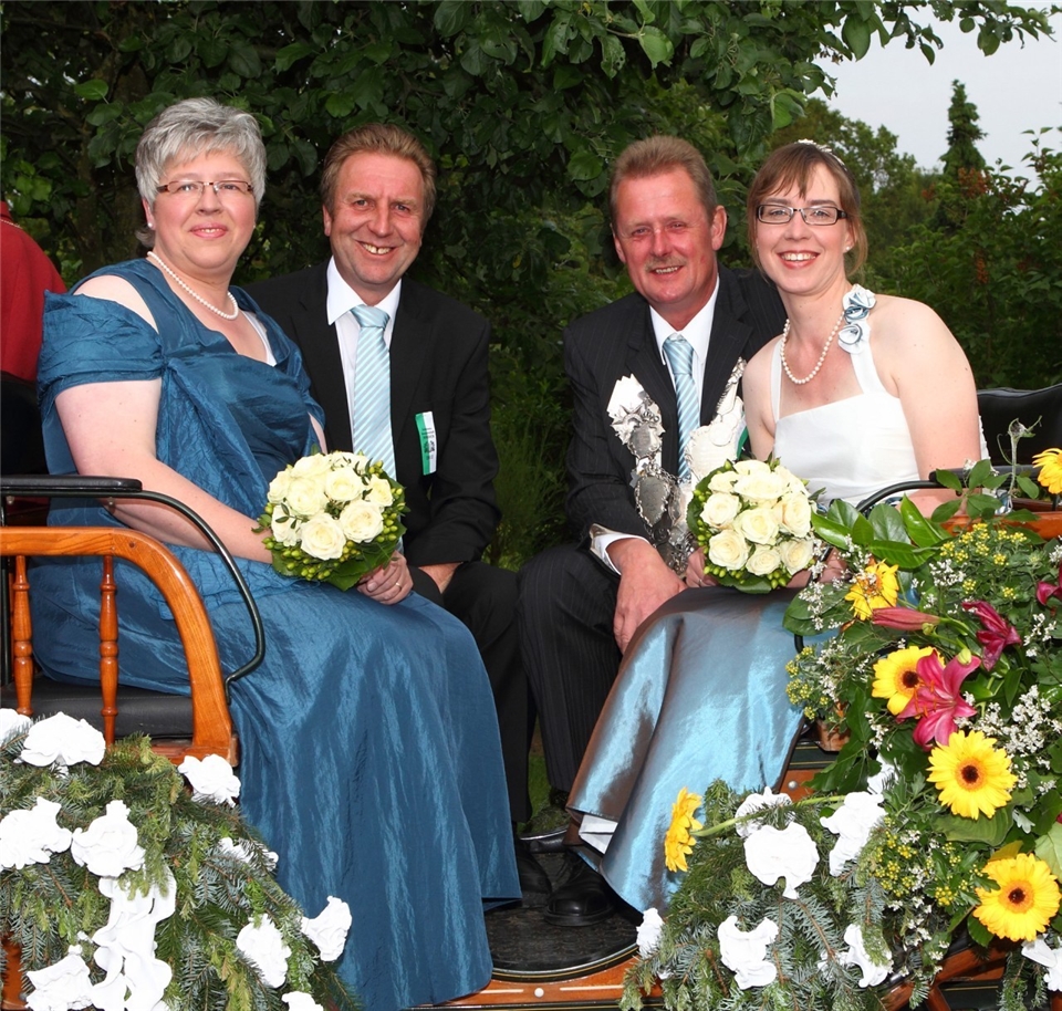 Der Thron in Nordick mit König Ludger Kempe und Königin Irmgard Honerbom sowie dem Ehrenkönigspaar Helmut Möllmann und Rita Vering.