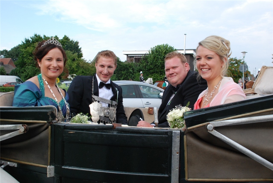 Der Thron (v.l.): Königin Melanie Brüninghoff, König Tim Selting, Ehrenherr Tobias Brun und Ehrendame Annkristin Derijck.