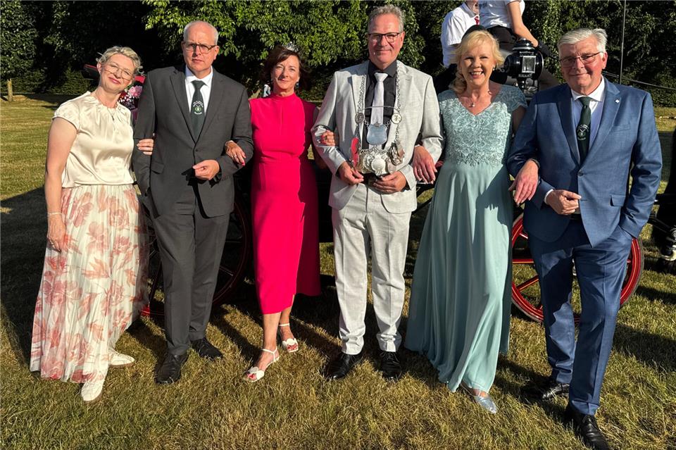 Der Thron von Raesfeld 2026 (von links): Paola Stenert-Bröker und Ralf Kock, das Königspaar Martina Rosenberger und Siegbert „Siggi“ Nagel sowie Doris Droste-Dassler und Berthold Ronau.