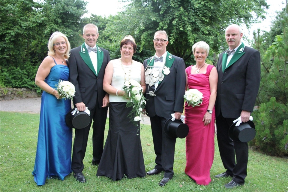 Der Thron (von links): Marianne und Clemens Espendiller, Königin Mechthild Holthausen, König Reiner Niehüsener, Adele Niehüsener und Georg Holthausen.